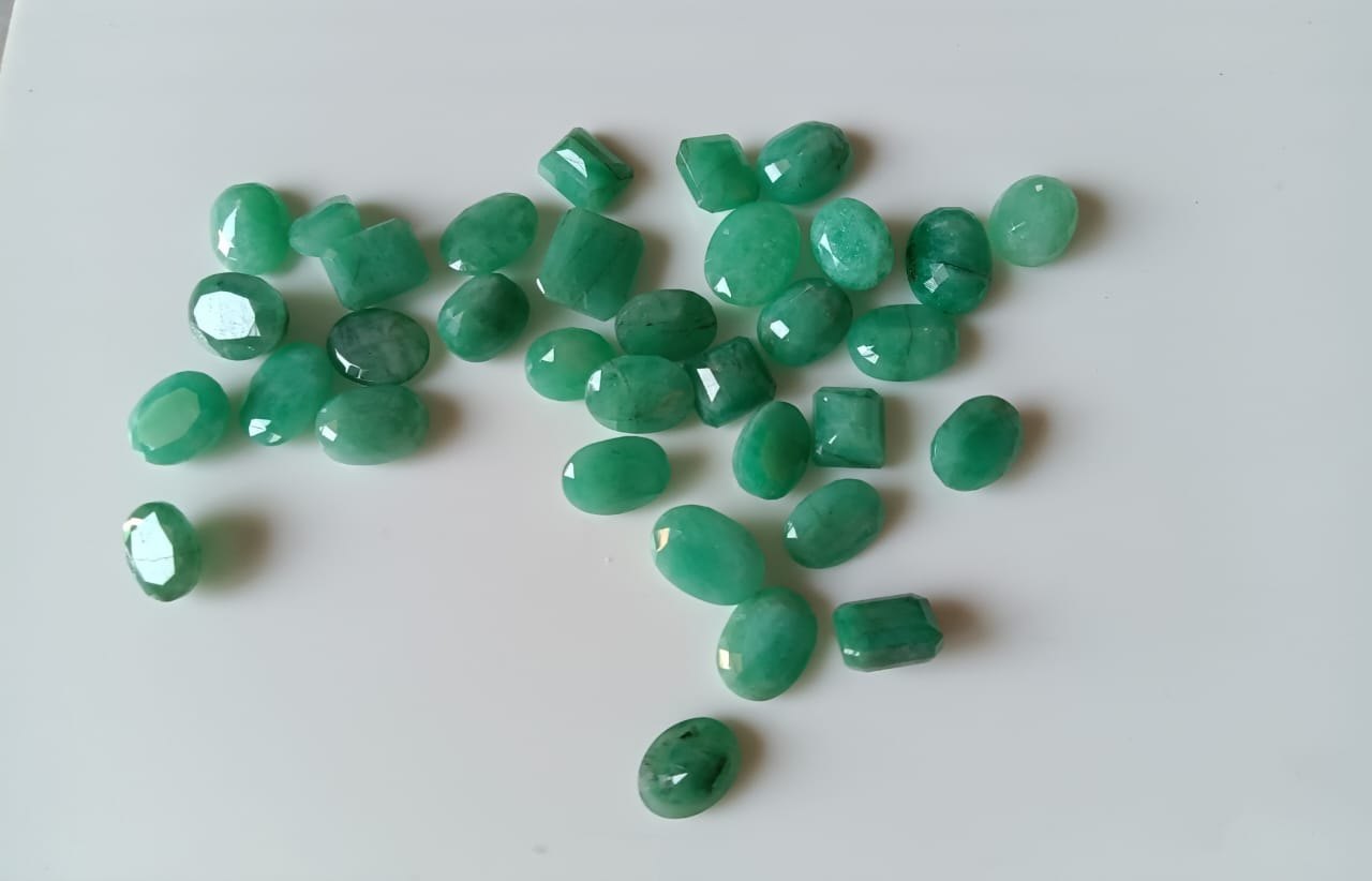 Natural Sakota Panna (Emerald) Gemstone Medium Green 4.25 to 6.25 Carats Certified Original Emerald Stone for Mercury Strength, Intelligence & Business Success